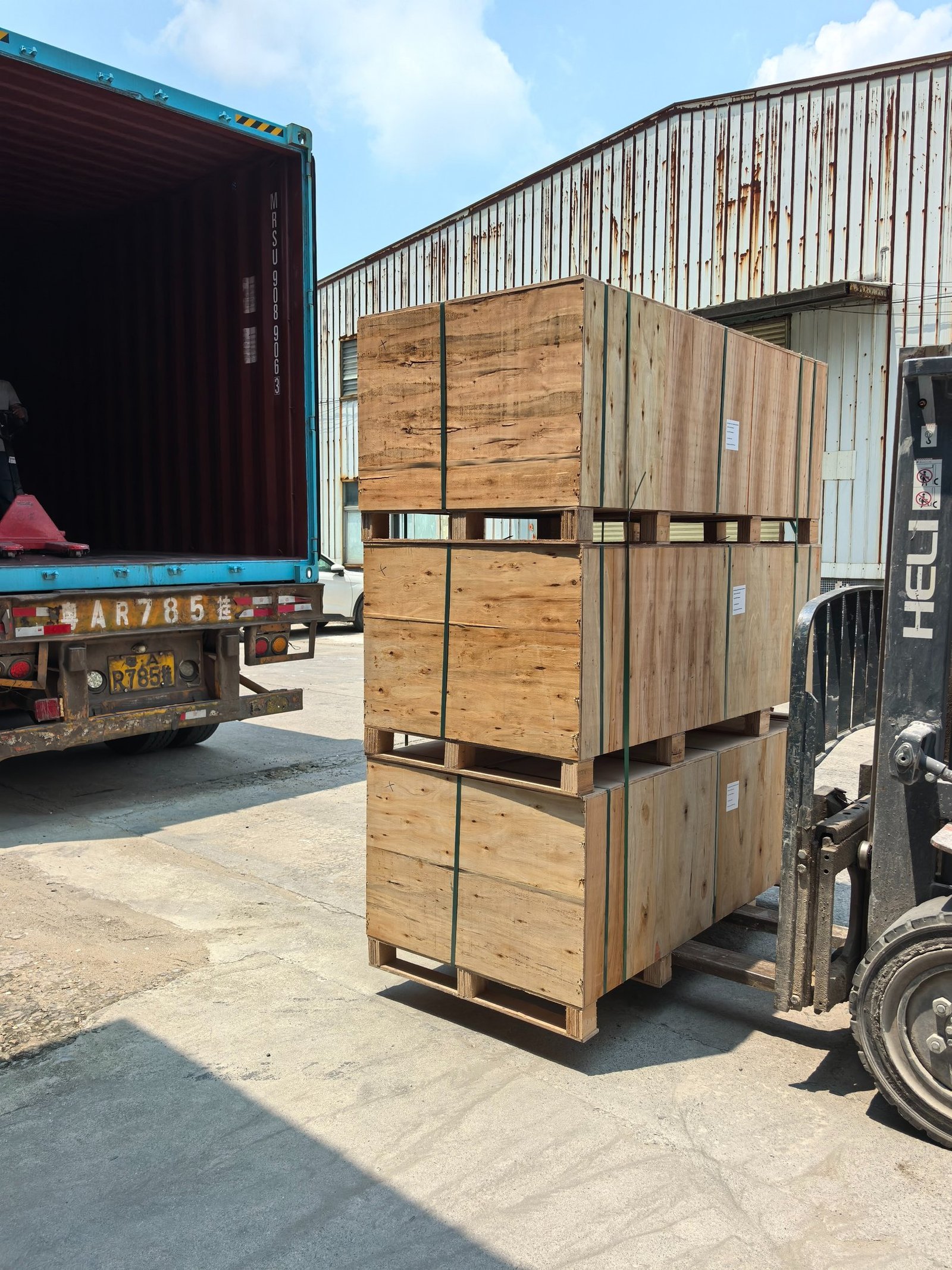 Container consolidation for a Caribbean resort project — furniture and building materials 